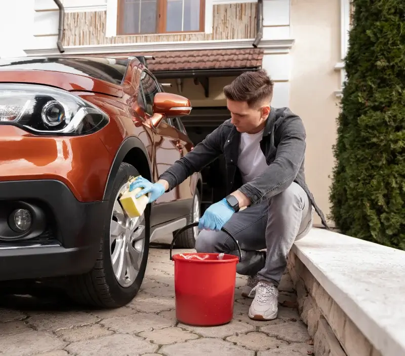 Lavage auto à domicile Saint-Servant : professionnel intervenant sur un véhicule